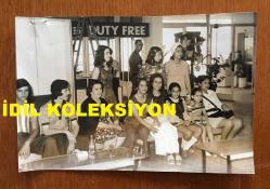 KIBRIS BARIŞ HAREKATI SÜRECİNDE KIBRIS'TAN ÇIKARILAN İNGİLİZ ve DİĞER YABANCI TURİSTLERİN ORİJİNAL 4'LÜ AJANS-BASIN FOTOĞRAFI SETİ - 18 x 12 cm EBADINDA - (AÇIKLAMAYI OKUYUNUZ) - 1974 - YUNANİSTAN ve RODOS BÖLGESİNDEN İTALYAN YÜK ve YOLCU GEMİSİ BRENNERO İLE GETİRİLEN TURİSTLER İZMİR LİMANINDAYKEN ÇEKİLMİŞ 4 FARKLI KARE, RITA, LEDA, ARMAN, DEVLET OPERA ve NALE SANATÇIMIZ BERJAN ÇINARLI, JOHN TILIACOS, HELEN, LILIE ve MÜHENDİS ANTHONY N. TILIACOS