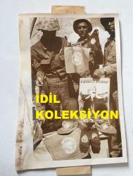 Efemera - KIBRIS BARIŞ HAREKATI'NDAN ORİJİNAL AJANS-BASIN FOTOĞRAFI - 18 x 12 cm EBADINDA - 1974 - (AÇIKLAMAYI OKUYUNUZ) BALABAYIS SIRTLARINDAKİ ÇOK BÜYÜK BİR YUNAN KARARGAHINDA GRİVAS'IN BÜYÜK BOY POSTERLERİ ASKERLER TARAFINDAN BULUNUP GÖSTERİLİRKEN - kitantik - kitaLog