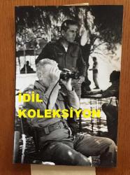 KIBRIS BARIŞ HAREKATI'NIN ORİJİNAL FOTOĞRAFI - 18 x 12 cm EBADINDA - SABAHIN ERKEN SAATLERİNDE YENİDEN TAARRUZA GEÇEN TÜRK BİRLİKLERİNİ ELİNDEKİ DÜRBÜNLE TAKİP EDEN BİR TÜRK GENERALİ ve SUBAYI, 14 AĞUSTOS 1974