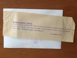 KIBRIS BARIŞ HAREKATI'NIN ORİJİNAL FOTOĞRAFI - 18 x 12 cm EBADINDA - SABAHIN ERKEN SAATLERİNDE YENİDEN TAARRUZA GEÇEN TÜRK BİRLİKLERİNİ ELİNDEKİ DÜRBÜNLE TAKİP EDEN BİR TÜRK GENERALİ ve SUBAYI, 14 AĞUSTOS 1974