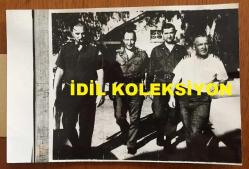 KIBRIS BARIŞ HAREKATI'NIN ORİJİNAL AJANS-BASIN FOTOĞRAFI - 18 x 12 cm EBADINDA - KIBRIS'TA SINIR HATLARININ KESİNLİKLE ÇİZİLMESİ KONUSUNDA TÜRKİYE, YUNANİSTAN ve İNGİLTERE'DEN ÜÇ ÜLKENİN TEMSİLCİLERİ OLARAK SUBAYLAR HELİKOPTERLERLE İNCELEME UÇUŞLARI YAPMAK İÇİN HAZIRLANIRKEN HATIRA POZU VERİRLERKEN, TÜRK TEMSİLCİSİ ALBAY NEZİHİ ÇAKAR, YUNAN TEMSİLCİ BİNBAŞI EVANGELOS SOLAKİS, İNGİLİZ TEMSİLCİ ALBAY JERRY JUNTER ve BARIŞ GÜCÜ ALBAYI CLAY BEATTIS, 1974