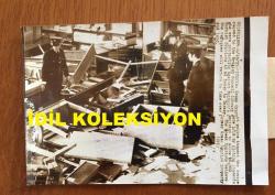 KIBRIS BARIŞ HAREKATI'NIN ORİJİNAL AJANS-BASIN FOTOĞRAFI - 18 x 12 cm EBADINDA - RUMLARIN LEFKOŞA'DAKİ İNGİLİZ KONSOLOSLUĞUNA YAPTIKLARI BASKINDAN BİR KARE, 20 OCAK 1975