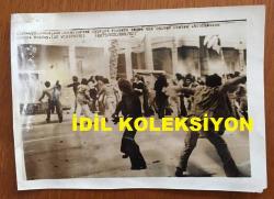 KIBRIS BARIŞ HAREKATI'NIN ORİJİNAL AJANS-BASIN FOTOĞRAFI - 21 x 15 cm EBADINDA - RUMLARIN LEFKOŞA'DAKİ İNGİLİZ KONSOLOSLUĞUNA YAPTIKLARI BASKINDAN BİR KARE, 20 OCAK 1975 ''ABD'DEN UYARI. SALDIRILAR DEVAM EDERSE AMERİKA, LEKOŞA'DAKİ ELÇİLİĞİNİ KAPATACAK''