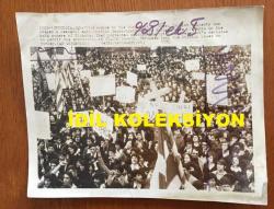 KIBRIS BARIŞ HAREKATI'NIN ORİJİNAL AJANS-BASIN FOTOĞRAFI - 21 x 15 cm EBADINDA - RUMLARIN LEFKOŞA'DAKİ İNGİLİZ KONSOLOSLUĞUNA YAPTIKLARI BASKINDAN BİR KARE, 20 OCAK 1975