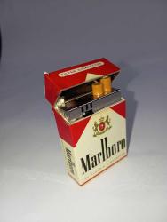 Vintage Marlboro çakmak. Sigara paketi formunda