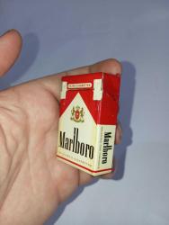 Vintage Marlboro çakmak. Sigara paketi formunda