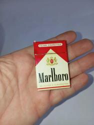 Vintage Marlboro çakmak. Sigara paketi formunda