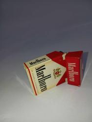 Vintage Marlboro çakmak. Sigara paketi formunda