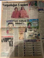 SAKLAMBAÇ GAZETESİ DOĞUM GÜNÜ HEDİYESİ - 29 EKİM 1990 - SADECE 4 SAYFADIR - Erdal İnönü - Fatoş Güney - Zülfü Livaneli - Fikret Hakan - Songül Ülkü - Canan Göztepe - Gönül Paksoy - Hakan Akkaya - Asuman Dabak - Hüseyin Binzet - Nur Binzet - Julie Cantoni - Kayahan - Raquel Welch - Orhan Ünal - Talip Kamer - Fatih Gec - Güzin Abla - Kamil - SHP’nin ağır topları “Fato”nun filminde - Kişiye özel - 40 yıllık modacıdan “Haute Couture” delisi - Sahne’de artık fark ediliyor - Songül Ülkü’den seksi şov - Yorgunluğun 5 nedeni - Yeni makyaj hileleri - Araba sürerken hangi ilaçlar alınmamalı - Günlük yaşam ve görgü kuralları - “Önce siz buyurun, hanımefendi” - Hayatı zindan eden duygu - Körfez krizi buzları eritti - Fransızların Julie Cantoni’si - Kayahan’ın sağ kolundan enstrümantal kaset - Özgürlüğün bedeli 24 milyar - Espri küpü - Kamil “Modu da sanar” - Yılın rengi kırmızı - İstanbul’da huysuz geceler - Tatlı nişanlılık günleri - Çocuğunuz aşırı kıskanç - Türkiye artık Cumhuriyettir - Püf nok