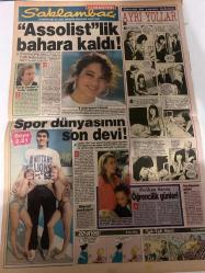 SAKLAMBAÇ GAZETESİ DOĞUM GÜNÜ HEDİYESİ - 27 EKİM 1990 - SADECE 8 SAYFADIR -Hülya Koçyiğit - Meltem Doğanay - Erol Atar - Hakan Gülay - Nazan Şoray - Kevin Costner - Sinead O’Connor - Perihan Savaş - Engin Koç - Ceylan - Şener Şen - Kadir İnanır - Genço Erkal - Anne Thyp - Simon Le Bon - Betty Boo - Jason Donovan - Mustafa Kemal - Napoléon - Paganini - Fatih Geç - Orhan Ünal - Yakup Kamer - “92’de yine adayım” - Şimdi gözler bizim Liz’de - Podyum güzelinin yeni kimliği: Turhan Sultan - Tarihi kostümler hazırlandı - Assolistlik bahara kaldı - Spor dünyasının son devi - Öğrencilik günleri - Hava raporunu hayvanlardan alın - Hayata yön veren taşlar - Burca göre taş - Ruhu dinlendiren çiçekler - Korkularımızdan nasıl kurtulabiliriz - Yalnızlık korkusu - Yıldızname’nin mini tarihçesi - Alo burası öbür dünya - Bu çocukta şeytan tüyü mü var - Şener Şen 3 uluslararası festivalde - Tavugunu yiyim - Aslan Asker Şvayk’ın dönüşü - Bebek annanede Ceylan turnede - Melodi’nin geleceği için - Duran Dur