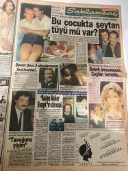 SAKLAMBAÇ GAZETESİ DOĞUM GÜNÜ HEDİYESİ - 27 EKİM 1990 - SADECE 8 SAYFADIR -Hülya Koçyiğit - Meltem Doğanay - Erol Atar - Hakan Gülay - Nazan Şoray - Kevin Costner - Sinead O’Connor - Perihan Savaş - Engin Koç - Ceylan - Şener Şen - Kadir İnanır - Genço Erkal - Anne Thyp - Simon Le Bon - Betty Boo - Jason Donovan - Mustafa Kemal - Napoléon - Paganini - Fatih Geç - Orhan Ünal - Yakup Kamer - “92’de yine adayım” - Şimdi gözler bizim Liz’de - Podyum güzelinin yeni kimliği: Turhan Sultan - Tarihi kostümler hazırlandı - Assolistlik bahara kaldı - Spor dünyasının son devi - Öğrencilik günleri - Hava raporunu hayvanlardan alın - Hayata yön veren taşlar - Burca göre taş - Ruhu dinlendiren çiçekler - Korkularımızdan nasıl kurtulabiliriz - Yalnızlık korkusu - Yıldızname’nin mini tarihçesi - Alo burası öbür dünya - Bu çocukta şeytan tüyü mü var - Şener Şen 3 uluslararası festivalde - Tavugunu yiyim - Aslan Asker Şvayk’ın dönüşü - Bebek annanede Ceylan turnede - Melodi’nin geleceği için - Duran Dur