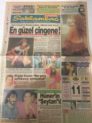 SAKLAMBAÇ GAZETESİ DOĞUM GÜNÜ HEDİYESİ - 11 EKİM 1990 - SADECE 4 SAYFADIR -Seren Serengil - Hakan Ural - Nesrin Topkapı - Müjdat Gezen - Süleyman Öztürk - Hüner Coşkuner - David Hasselhoff - Brandon Call - Sevtap Parman - Şemsi İnkaya - Güzin Abla - Bruce Willis - Nurten Sözen - Faruk Geç - Orhan Ünal - Yakup Kamer - En güzel çingene - Müjdat Gezen: Her gece politikacıyı oynuyorum - Hüner’in şeytanı - Yavrunuz yuvada mutlu olmalı - Mantar pilav - Mini küvetle masaj keyfi - Vücut magnez yumsuz yapamaz - Her yol Roma’ya çıkar - Sahil Güvenlik’in 14’lük yıldızı - Anadolu yollarında - Şemsi İnkaya yakın markajda - Ölüm çemberinde cinayetler zinciri - Gerçek bir yaşam öyküsü - Aşk Fırtınası - Zeynep - Tak-Tak Naci