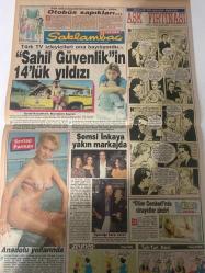 SAKLAMBAÇ GAZETESİ DOĞUM GÜNÜ HEDİYESİ - 11 EKİM 1990 - SADECE 4 SAYFADIR -Seren Serengil - Hakan Ural - Nesrin Topkapı - Müjdat Gezen - Süleyman Öztürk - Hüner Coşkuner - David Hasselhoff - Brandon Call - Sevtap Parman - Şemsi İnkaya - Güzin Abla - Bruce Willis - Nurten Sözen - Faruk Geç - Orhan Ünal - Yakup Kamer - En güzel çingene - Müjdat Gezen: Her gece politikacıyı oynuyorum - Hüner’in şeytanı - Yavrunuz yuvada mutlu olmalı - Mantar pilav - Mini küvetle masaj keyfi - Vücut magnez yumsuz yapamaz - Her yol Roma’ya çıkar - Sahil Güvenlik’in 14’lük yıldızı - Anadolu yollarında - Şemsi İnkaya yakın markajda - Ölüm çemberinde cinayetler zinciri - Gerçek bir yaşam öyküsü - Aşk Fırtınası - Zeynep - Tak-Tak Naci