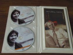 ERTUĞRUL ÖZKÖK - ARTA KALAN ZAMANDA (KENAN IŞIK'IN SESLENDİRMESİYLE)2 CD +KİTAPÇIKLI BOX SET .. DÖNEM BASKISI MÜZİK CD SİDİR.