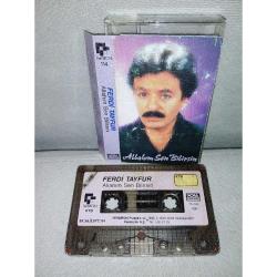 Kaset Ferdi Tayfur Allahım sen bilirsin. Orijinal 1989 Kağıt Baskı. kartonette yıpranma ve yazı var. kasada fotoğraflarda görüldüğü gibidir. A1 şarkısında 3 saniye kayıp var.