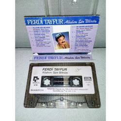 Kaset Ferdi Tayfur Allahım sen bilirsin. Orijinal 1989 Kağıt Baskı. kartonette yıpranma ve yazı var. kasada fotoğraflarda görüldüğü gibidir. A1 şarkısında 3 saniye kayıp var.