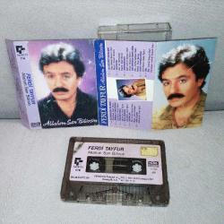 Kaset Ferdi Tayfur Allahım sen bilirsin. Orijinal 1989 Kağıt Baskı. kartonette yıpranma ve yazı var. kasada fotoğraflarda görüldüğü gibidir. A1 şarkısında 3 saniye kayıp var.