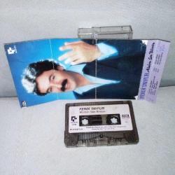 Kaset Ferdi Tayfur Allahım sen bilirsin. Orijinal 1989 Kağıt Baskı. kartonette yıpranma ve yazı var. kasada fotoğraflarda görüldüğü gibidir. A1 şarkısında 3 saniye kayıp var.