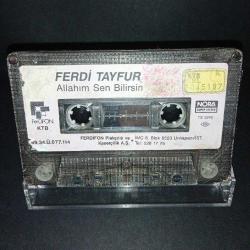 Kaset Ferdi Tayfur Allahım sen bilirsin. Orijinal 1989 Kağıt Baskı. Kartoneti yok. sticker da yıpranma ve yazı var. kaset sorunsuz çalışıyor.