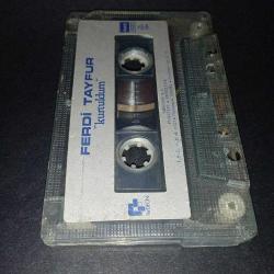 Kaset Ferdi Tayfur kurtuldum albümü. Dönem Kağıt Baskı. Kartoneti yok. Orijinal. Kasette çalışmasına engel olmayan çatlak var. sorunsuz çalışıyor.