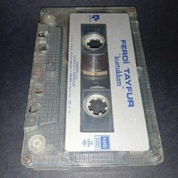 Kaset Ferdi Tayfur kurtuldum albümü. Dönem Kağıt Baskı. Kartoneti yok. Orijinal. Kasette çalışmasına engel olmayan çatlak var. sorunsuz çalışıyor.