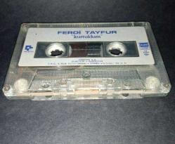 Kaset Ferdi Tayfur kurtuldum albümü. Dönem Kağıt Baskı. Kartoneti yok. Orijinal. Kasette çalışmasına engel olmayan çatlak var. sorunsuz çalışıyor.