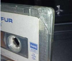 Kaset Ferdi Tayfur kurtuldum albümü. Dönem Kağıt Baskı. Kartoneti yok. Orijinal. Kasette çalışmasına engel olmayan çatlak var. sorunsuz çalışıyor.