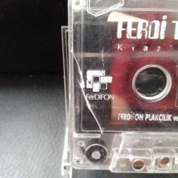 Kaset Ferdi Tayfur klasikleri. Orijinal. kartonet yok. kasette çalışmasına engel olmayan çatlak var. baştan sona dinlendi sorunsuz çalışıyor