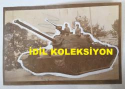 KIBRIS BARIŞ HAREKATI'NIN ORİJİNAL AJANS-BASIN FOTOĞRAFI ''KAĞIT BASIM'' - (AÇIKLAMAYI OKUYUNUZ) - 18 x 12 cm EBADINDA - HAREKAT SIRASINDA ÜZERİNDEKİ ASKERLERLE BİRLİKTE YOLDA İLERLEYEN BİR TÜRK TANKI, 1974