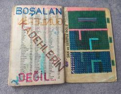 1989 TARİHLİ FOÇA DENİZ PİYADE OKULU ASKERİNİN NOT DEFTERİ.  FOTOĞRAFTA GÖRÜLDÜĞÜ GİBİDİR.  İÇİNDE YAZDIĞI ŞİİR VE BİLGİ NOTLARI MEVCUT . KOLEKSİYONLUK NADİR