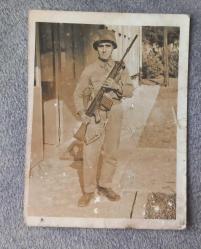 1973 TARİHLİ ASKER HATIRA FOTOĞRAFI.  FOTOĞRAFTA GÖRÜLDÜĞÜ GİBİDİR KOLEKSİYONLUK NADİR.  ARKASINDA NOT YAZILI