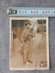 1973 TARİHLİ ASKER HATIRA FOTOĞRAFI.  FOTOĞRAFTA GÖRÜLDÜĞÜ GİBİDİR KOLEKSİYONLUK NADİR.  ARKASINDA NOT YAZILI