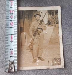 1973 TARİHLİ ASKER HATIRA FOTOĞRAFI.  FOTOĞRAFTA GÖRÜLDÜĞÜ GİBİDİR KOLEKSİYONLUK NADİR.  ARKASINDA NOT YAZILI