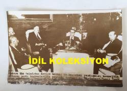 KIBRIS BARIŞ HAREKATI'NIN ORİJİNAL AJANS-BASIN FOTOĞRAFI (AÇIKLAMAYI OKUYUNUZ) - 18 x 12 cm EBADINDA - HAREKAT SIRASINDA TOPLANTI HALİNDE OLAN DEVLET BAKANI ve BAŞBAKAN YARDIMCISI NECMETTİN ERBAKAN, SÜLEYMAN DEMİREL ve PARTİ BAŞKANLARI, 1974
