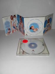 CD Ebru Gündeş şahane albümü orijinal 2003 baskı. Dinlemeyi etkilemeyen çizikler var. baştan sona sorunsuz çalışıyor koleksiyonluk