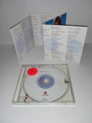 CD Ebru Gündeş şahane albümü orijinal 2003 baskı. Dinlemeyi etkilemeyen çizikler var. baştan sona sorunsuz çalışıyor koleksiyonluk