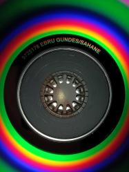 CD Ebru Gündeş şahane albümü orijinal 2003 baskı. Dinlemeyi etkilemeyen çizikler var. baştan sona sorunsuz çalışıyor koleksiyonluk