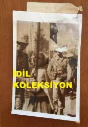 KIBRIS BARIŞ HAREKATI'NIN ORİJİNAL AJANS-BASIN FOTOĞRAFI - 18 x 12 cm EBADINDA - HAREKAT SÜRECİNDE HALKA DESTEK OLAN ASKERLER, 1974