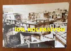 KIBRIS BARIŞ HAREKATI'NIN ORİJİNAL AJANS-BASIN FOTOĞRAFI (AÇIKLAMAYI OKUYUNUZ) - 18 x 12 cm EBADINDA - LATPA'DA TÜRK BİRLİKLERİNİN BOMBARDIMANA TABİ TUTTUĞU YERLERDEN BİRİ, 1974