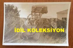 KIBRIS BARIŞ HAREKATI'NIN ORİJİNAL AJANS-BASIN FOTOĞRAFI (AÇIKLAMAYI OKUYUNUZ) - 18 x 12 cm EBADINDA - ÇARPIŞMA BÖLGESİNDE MEVZİ KAZAN BİR DOZER, 1974