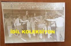 KIBRIS BARIŞ HAREKATI'NIN ORİJİNAL AJANS-BASIN FOTOĞRAFI (AÇIKLAMAYI OKUYUNUZ) - 18 x 12 cm EBADINDA - HAREKAT SÜRECİNDE ATİNA SOKAKLARINDA EYLEM YAPAN GÖSTERİCİLER, 1974