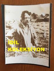 KIBRIS BARIŞ HAREKATI'NIN ORİJİNAL AJANS-BASIN FOTOĞRAFI (AÇIKLAMAYI OKUYUNUZ) - 17 x 14 cm EBADINDA - HAREKAT SÜRECİNDE KIBRIS'TA GÖREV YAPAN İNGİLİZ SAVAŞ MUHABİRİ TED STODDART, 1974