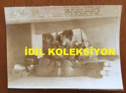KIBRIS BARIŞ HAREKATI'NIN ORİJİNAL AJANS-BASIN FOTOĞRAFI (AÇIKLAMAYI OKUYUNUZ) - 18 x 13 cm EBADINDA - HAREKAT SÜRECİNDE KIBRIS'TA GÖREV YAPAN İNGİLİZ SAVAŞ MUHABİRLERİNİN KENDİLERİNİ KORUDUKLARI YERDE TELEFONLA HABERLEŞME YAPTIKLARI ANLAR, 1974