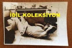 KIBRIS BARIŞ HAREKATI'NIN ORİJİNAL AJANS-BASIN FOTOĞRAFI - 18 x 13 cm EBADINDA - HAREKAT SÜRECİNDE KIBRIS'TA GÖREV YAPAN SAVAŞ MUHABİRLERİNDEN BİRİNİN BÜRODA YERE UZANARAK TELEFONLA HABERLEŞME YAPTIĞI ANLAR, 1974