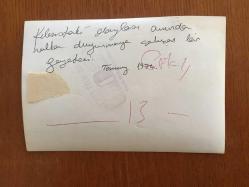 KIBRIS BARIŞ HAREKATI'NIN ORİJİNAL AJANS-BASIN FOTOĞRAFI - 18 x 13 cm EBADINDA - HAREKAT SÜRECİNDE KIBRIS'TA GÖREV YAPAN SAVAŞ MUHABİRLERİNDEN BİRİNİN BÜRODA YERE UZANARAK TELEFONLA HABERLEŞME YAPTIĞI ANLAR, 1974