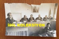 KIBRIS BARIŞ HAREKATI'NIN ORİJİNAL AJANS-BASIN FOTOĞRAFI (AÇIKLAMAYI OKUYUNUZ) - 18 x 12 cm EBADINDA - HAREKAT SÜRECİNDE ARALARINDA HASAN GÜLCAN ve ERGİN KONUKSEVER'İN DE BULUNDUĞU 14 GAZETECİNİN YARGILANMASI DURUŞMALARINDAN 3 FARKLI KARE