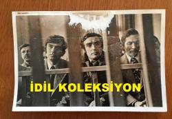 KIBRIS BARIŞ HAREKATI'NIN ORİJİNAL AJANS-BASIN FOTOĞRAFI (AÇIKLAMAYI OKUYUNUZ) - 18 x 12 cm EBADINDA - HAREKAT SÜRECİNDE ARALARINDA HASAN GÜLCAN ve ERGİN KONUKSEVER'İN DE BULUNDUĞU 14 GAZETECİNİN YARGILANMASI DURUŞMALARINDAN 3 FARKLI KARE