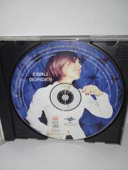 CD Ebru Gündeş ahdım olsun albümü. Orijinal. Universal 2001 baskı. Kartoneti yok. Dinlemeyi etkilemeyen çizikler var. Baştan sona sorunsuz çalışıyor koleksiyonluk