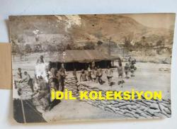 KIBRIS BARIŞ HAREKATI'NIN ORİJİNAL AJANS-BASIN FOTOĞRAFI (AÇIKLAMAYI OKUYUNUZ) - 18 x 13 cm EBADINDA - HAREKAT SÜRECİNDE MEVZİ HAZIRLAYAN ASKERLER, 1974