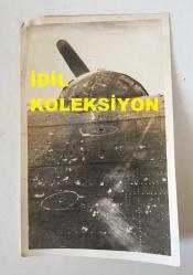 KIBRIS BARIŞ HAREKATI'NIN ORİJİNAL AJANS-BASIN FOTOĞRAFI (AÇIKLAMAYI OKUYUNUZ) - 18 x 13 cm EBADINDA - HAREKAT SÜRECİNDE KURŞUN İZLERİ GÖRÜLEN ASKERİ BİR ARAÇ, 1974